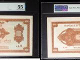 Trois types de monnaies différents sont exposés dans une vitrine.