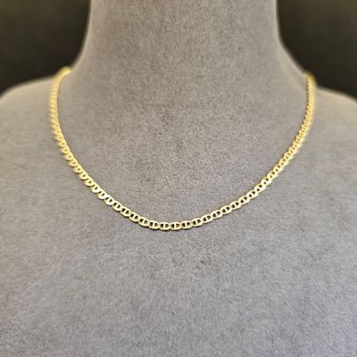 un collier à chaîne en or sur un mannequin mannequin mannequin mannequin mannequin mannequin mannequin mannequin mannequin mannequin