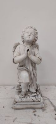 statue en marbre représentant un ange agenouillé sur un bloc de marbre