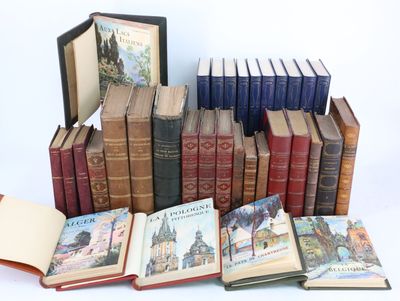 plusieurs livres sont empilés sur une surface blanche