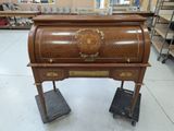 un petit bureau en bois sur lequel est posée une horloge