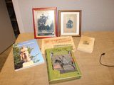 trois livres posés sur la table, à côté d'une paire de lunettes et d'une autre paire de lunettes