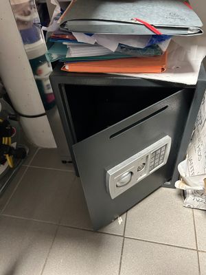 une pile de papiers posée sur un classeur