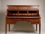 un vieux bureau en bois avec un plateau en marbre et des tiroirs