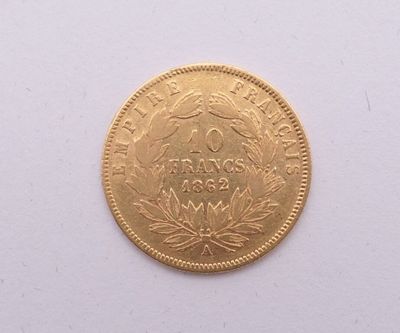 une image d'une pièce d'or sur une surface blanche