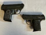 deux armes à feu posées l'une à côté de l'autre sur une table