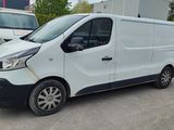 une camionnette blanche garée sur le parking