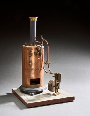 une photo d'une locomotive à vapeur d'époque posée sur une table