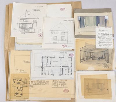 plusieurs dessins et croquis d'une maison posés sur une table