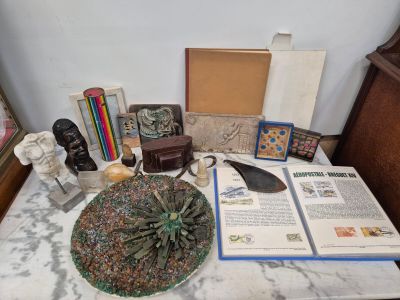 une table sur laquelle se trouvent un livre, un vase, un autre livre et d'autres objets
