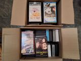une boîte remplie de films et de DVD posée par terre