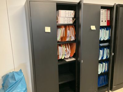 de nombreux fichiers et dossiers rangés sur les étagères de la pièce