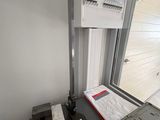 l'image d'une machine qui travaille sur une feuille de papier