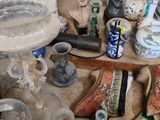 beaucoup de vases et d'autres objets sur la table