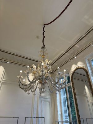 un lustre suspendu au plafond d'une grande pièce