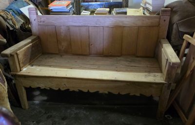 un banc en bois qui se trouve dans une pièce
