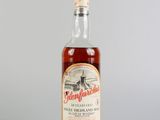 la bouteille est vide et prête à être remplie d'alcool