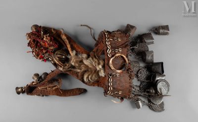 une sculpture représentant un cheval, réalisée à partir d'objets anciens