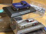 trois modèles réduits de voitures exposés dans une vitrine