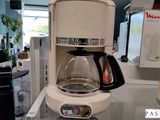 une cafetière exposée dans un magasin