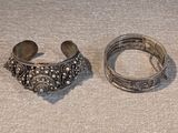 deux bracelets en argent posés l'un à côté de l'autre sur une table
