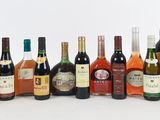 les nombreuses bouteilles de vin alignées sur la table