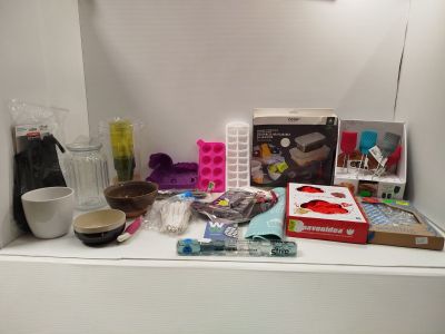un plan de travail sur lequel se trouvent un mixeur, un bol, une tasse et d'autres objets