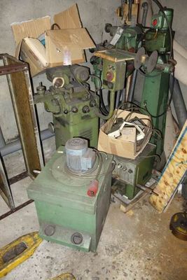 un tas de vieilles machines dans une pièce remplie de bric-à-brac