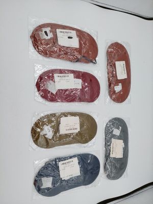 six paires de chaussures emballées dans du plastique