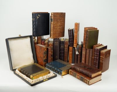 de nombreux vieux livres empilés les uns sur les autres