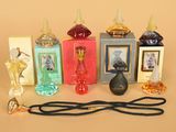 de nombreux flacons de parfum de toutes sortes et un cordon posés sur une table