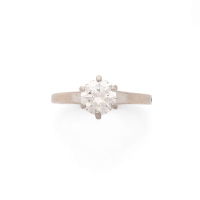 une bague à une pierre en diamant,