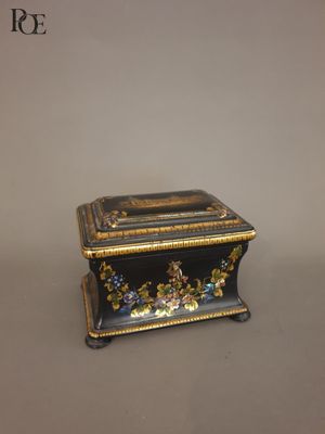 Boîte rectangulaire en bois laqué noir et or, incrustations … - Photo 1