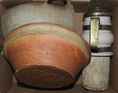 une boîte contenant un vase et une canette de bière