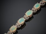 un bracelet en oplite et diamants