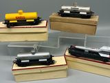 Plusieurs modèles réduits de trains sont exposés dans une vitrine.