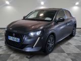 la voiture grise est garée sur un sol en damier dans le garage