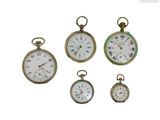 Plusieurs modèles différents de montres de poche sont exposés sur un fond blanc.