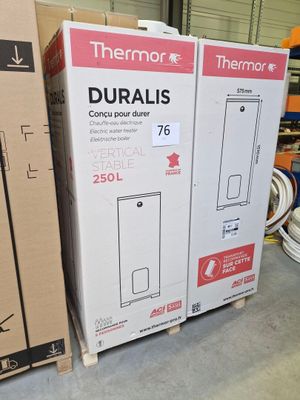 Deux cartons de Thermo Dualis sont empilés l'un sur l'autre dans un entrepôt