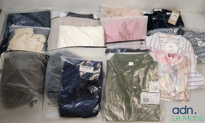 un tas de vêtements posés sur une table
