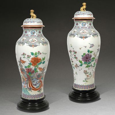 PAIRE D’IMPORTANTS VASES COUVERTS - Photo 1