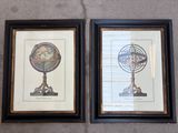 deux photos encadrées représentant un globe terrestre et une horloge, accrochées au mur