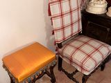 deux chaises et une petite table dans une pièce