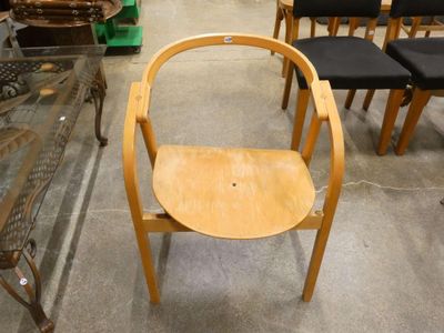 une chaise en bois qui se trouve au milieu d'une pièce