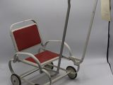 une chaise rouge posée sur un chariot argenté