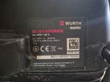 un gros plan sur la batterie d'une voiture sur laquelle est collé un autocollant