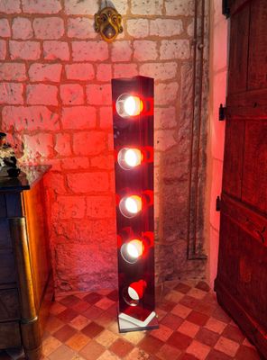 une lumière rouge allumée dans une pièce
