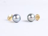 une paire de boucles d'oreilles à clous en perles de Tahiti