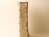 une feuille de papier posée sur une table