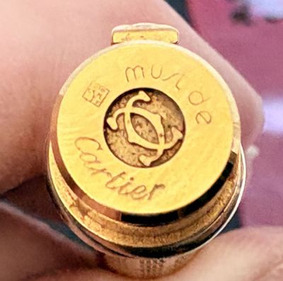 une personne tenant une bague en or sur laquelle figure une image